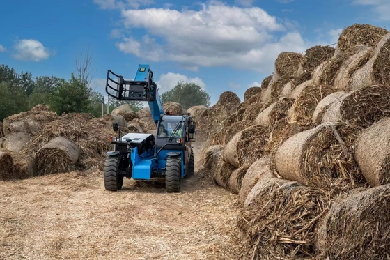 Carretilla elevadora telescópica 4WD de 3,5 toneladas con abrazadera para balas para pila de paja y rollo de papel