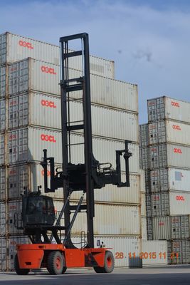 Manipulador de contenedores vacíos rojo con motor CUMMINS QSM11-330 / manejo de contenedores ISO 20-40